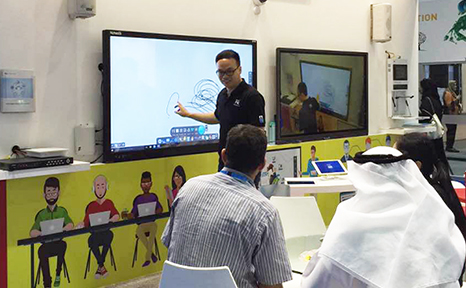 Triển lãm giới thiệu bảng tương tác thông minh IQ Board ở Dubai